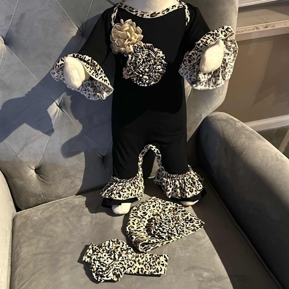 NWOT Posh Baby Blooms Boutique 3 pieces Outfit Size 0-3 months